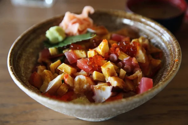 Sushi Don, roher Sushi Lachs Thunfisch-Krake mit Ei auf Reis, Japan — Stockfoto