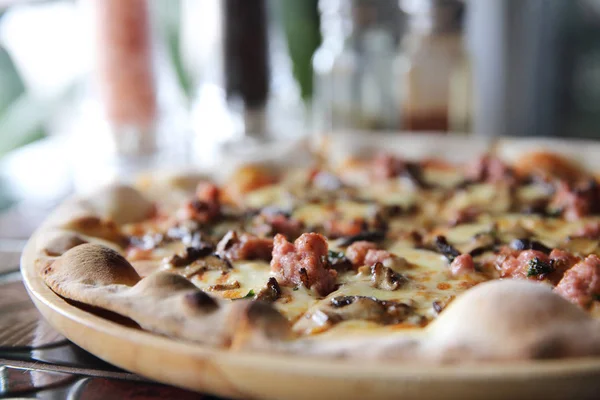Pizza paddestoel en worst, Italiaans eten — Stockfoto