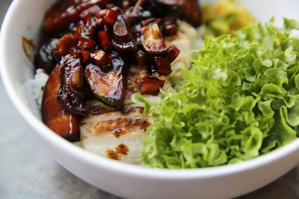 Sauberes Essen, Brusthuhn Teriyaki mit Avocado — Stockfoto