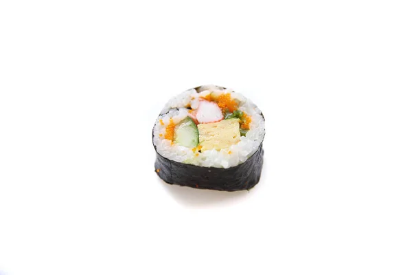 Futomaki sushi, japanische rolle reis ei avocado gurke und cav — Stockfoto