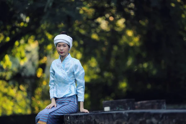 Ritratto di giovane donna tailandese con abito tradizionale thai sedersi — Foto Stock