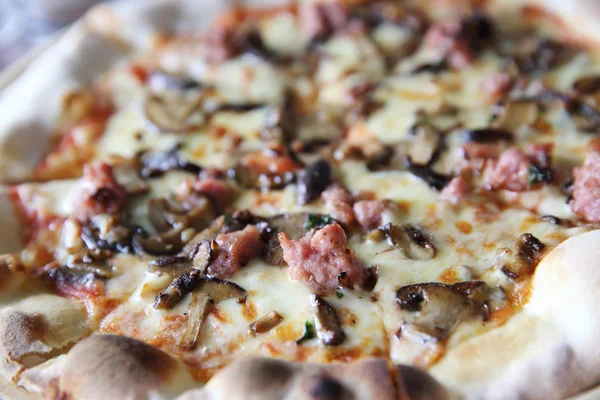 Cogumelo de pizza e salsicha, comida italiana — Fotografia de Stock