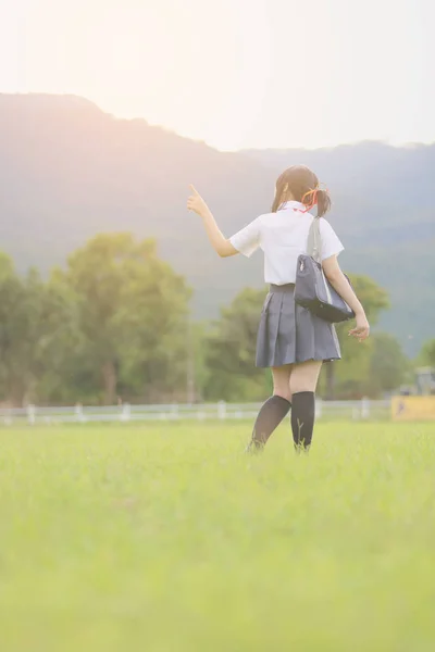Retrato de japonés escuela chica al aire libre en el campo —  Fotos de Stock