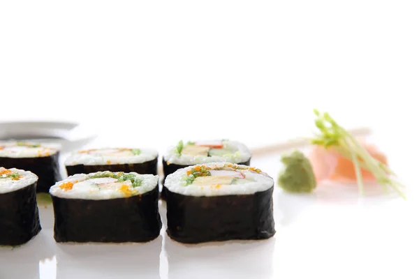 Futomaki sushi, japansk rul ris æg avocado agurk og cav - Stock-foto