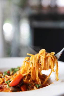 Spagetti witn domates ve zeytin, Italyan Mutfagi