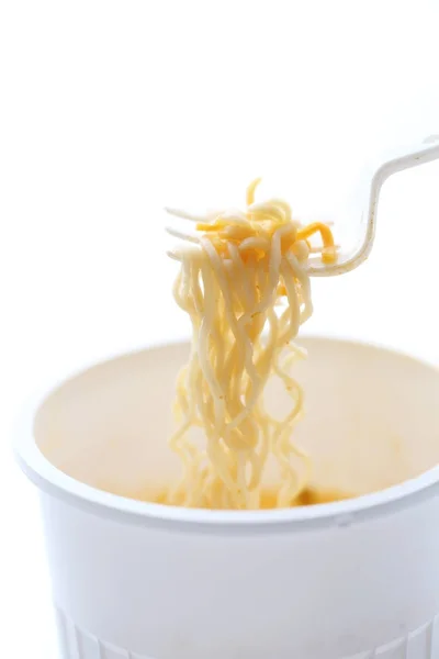 Tagliatelle istantanee isolate su sfondo bianco — Foto Stock