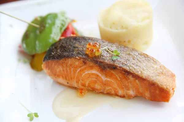 Запечённый лосось, стейк с картошкой на соусе из белого вина — стоковое фото