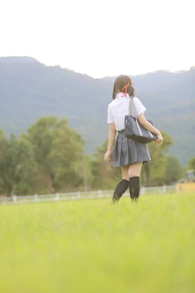 Retrato de japonés escuela chica al aire libre en el campo —  Fotos de Stock