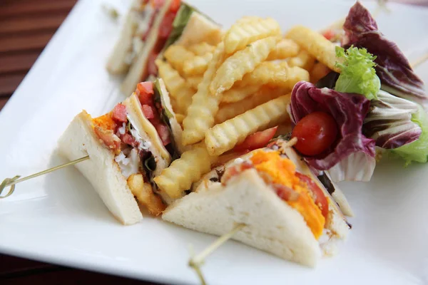 Club sandwich med kycklingfilé, bacon, tomat, gurka en — Stockfoto