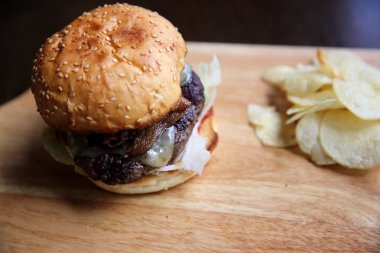 Ahşap arka planda sığır burger