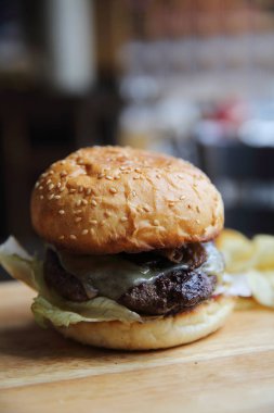 Ahşap arka planda sığır burger