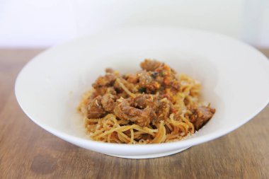 Ahşap zemin üzerine spagetti sığır eti güveç