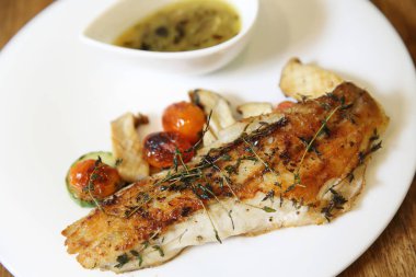 Deniz levreği fileto ahşap arka plan üzerinde 