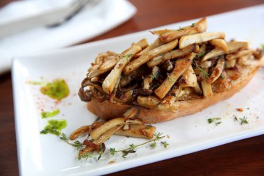 Mantar tahta arka plan sekmesinde gevrek beyaz ekmek