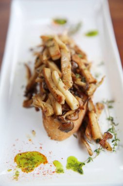 Mantar tahta arka plan sekmesinde gevrek beyaz ekmek