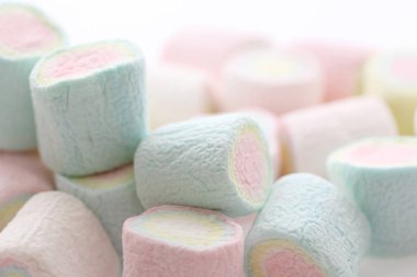 Beyaz arka planda izole pastel renkli şekerleme