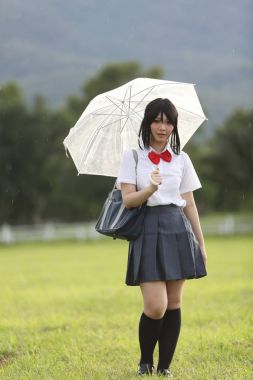 Çim ile kırsal yağmur şemsiyesi ile Japon okul 