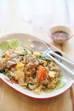 Kızarmış domuz eti ahşap zemin, Tayland yemekleri üzerine limonlu pilav