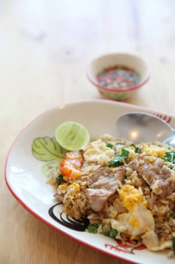 Kızarmış domuz eti ahşap zemin, Tayland yemekleri üzerine limonlu pilav