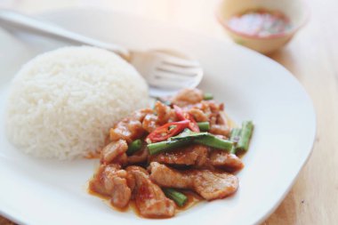 Tay curry ve pirinç üzerine ahşap arka plan, Tay fo ile kızarmış domuz eti