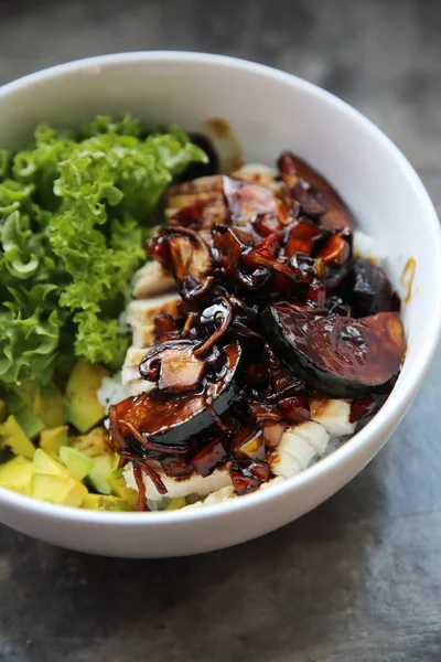 Ren mat, bröst kyckling teriyaki med avokado — Stockfoto
