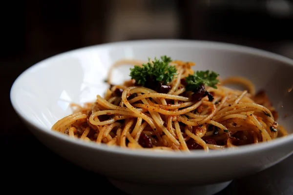 Espaguetis con chile y ajo, spaghetti peperoncino, Itali —  Fotos de Stock