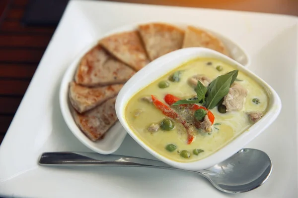 Thajské jídlo, zelené kari polévka s roti — Stock fotografie