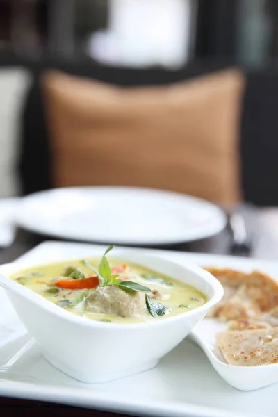 Thajské jídlo, zelené kari polévka s roti — Stock fotografie