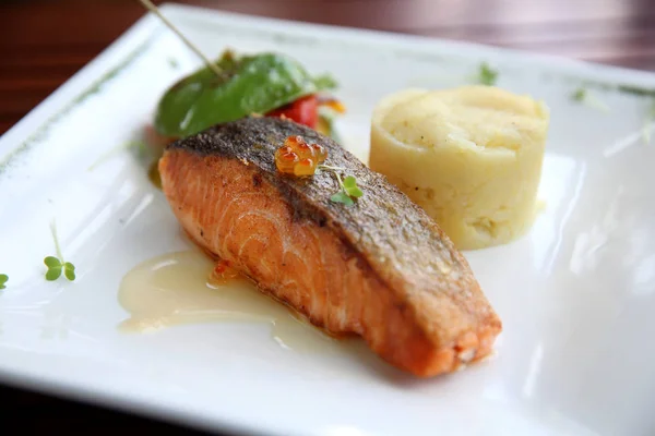 Baked salmon , salmon steak with potatoes on white wine sauce — Stock Photo, Image