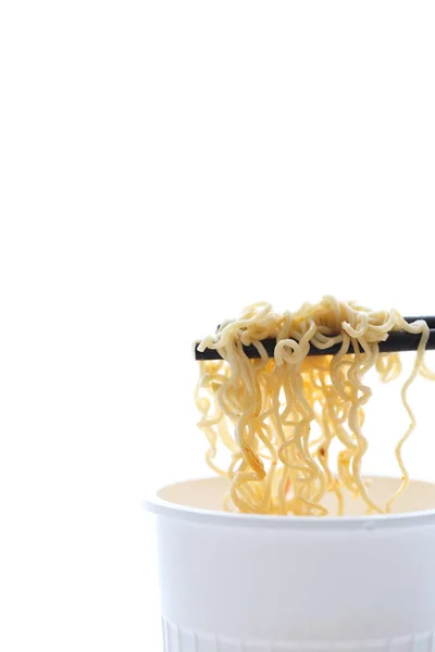 Fideos instantáneos aislados sobre fondo blanco — Foto de Stock