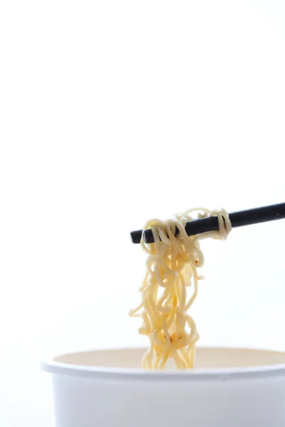 Fideos instantáneos aislados sobre fondo blanco — Foto de Stock