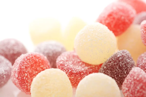 Bunte Gelee-Zuckerbonbons aus nächster Nähe isoliert in weißem Hintergrund — Stockfoto