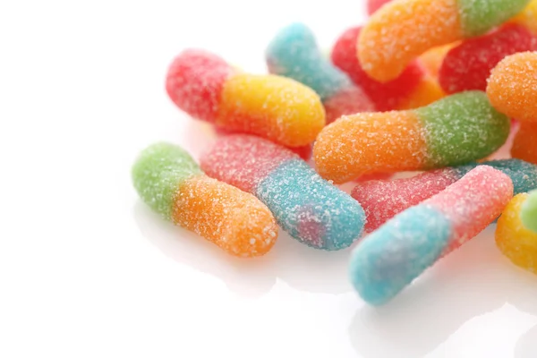 Coloridos caramelos de azúcar de gelatina gomosa se cierran aislados en ba blanca —  Fotos de Stock