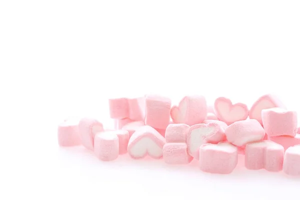 Růžové srdce marshmallow izolované v bílém pozadí — Stock fotografie