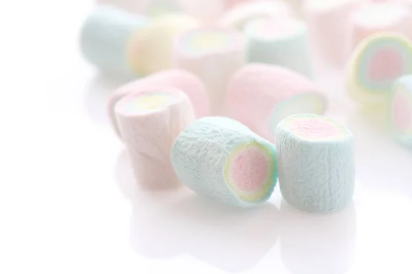 흰색 배경에서 분리 하는 파스텔 다채로운 마쉬 멜 로우 — 스톡 사진