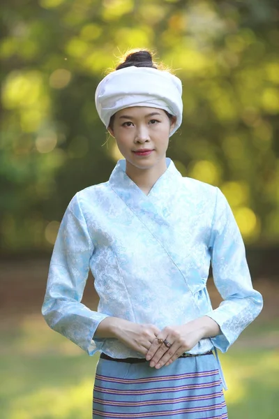 Retrato de mujer joven tailandesa con vestido tailandés tradicional en tailandés —  Fotos de Stock