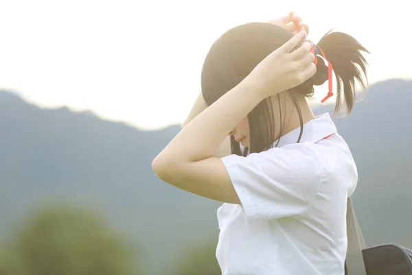 Escuela de japonés en el campo con hierba montaña y árbol —  Fotos de Stock