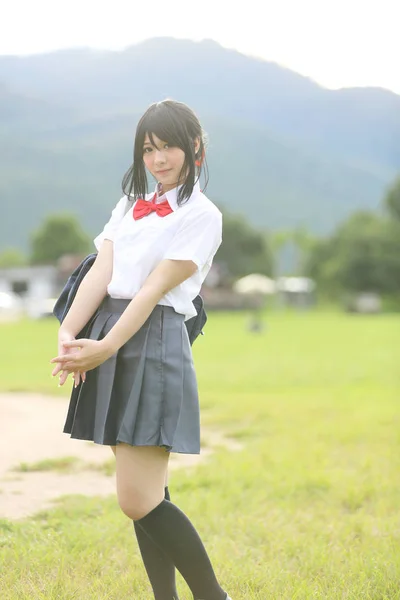 Escuela de japonés en el campo con hierba montaña y árbol —  Fotos de Stock