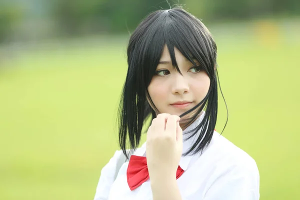 Japanse school in landschap met gras berg en boom — Stockfoto