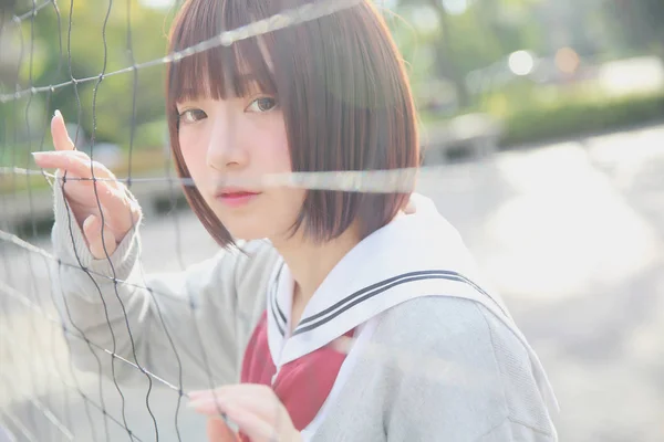 Портрет японской школьницы с парком — стоковое фото