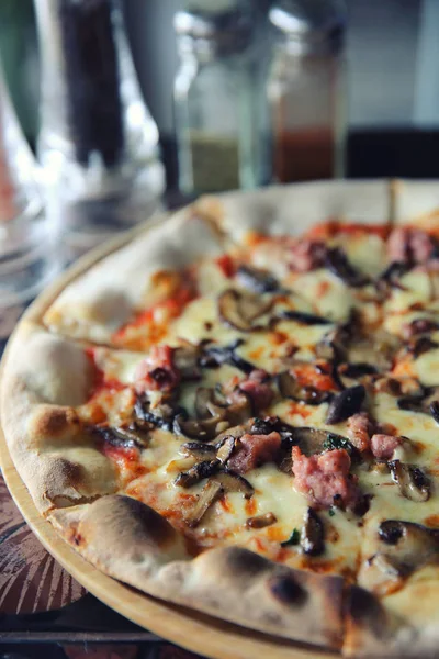 Pizza paddestoel en worst, Italiaans eten — Stockfoto