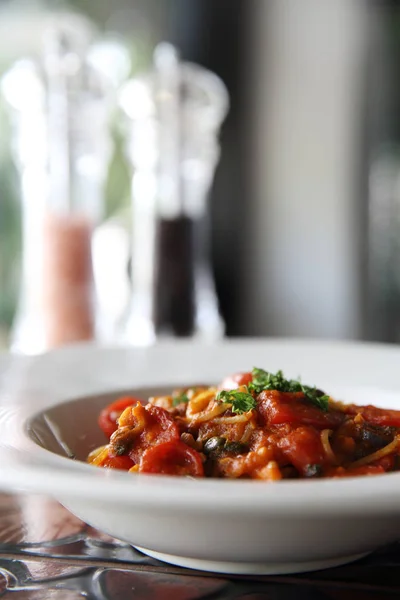 Espaguetis con tomate y oliva, comida italiana —  Fotos de Stock