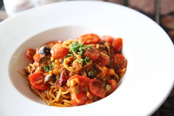 Espaguetis con tomate y oliva, comida italiana —  Fotos de Stock