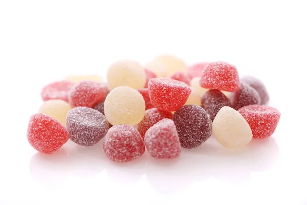 Coloridos caramelos de azúcar de gelatina se cierran aislados en el fondo blanco —  Fotos de Stock