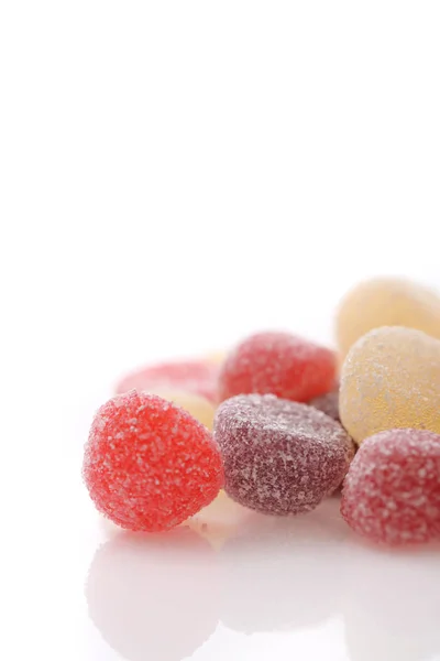 Geleia colorida doces de açúcar fechar isolado em backgrou branco — Fotografia de Stock