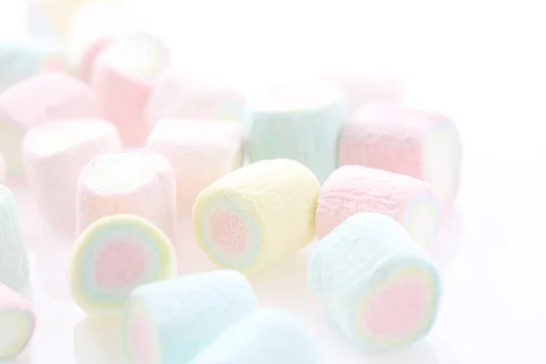 Marshmallow dai colori pastello isolati su fondo bianco — Foto Stock