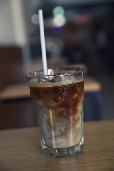 Café gelado no fundo de madeira — Fotografia de Stock