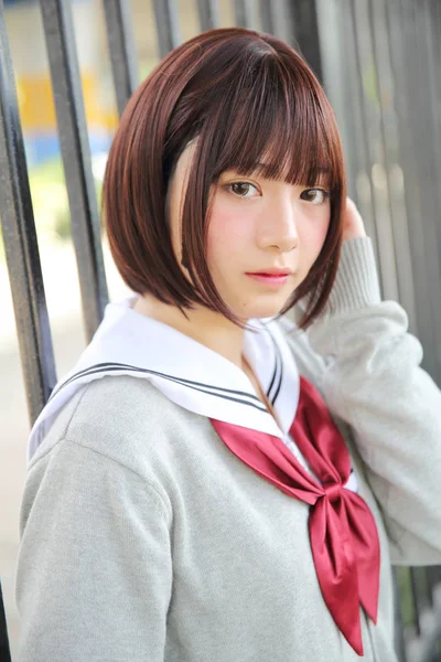 Retrato de menina da escola japonesa com parque rural — Fotografia de Stock