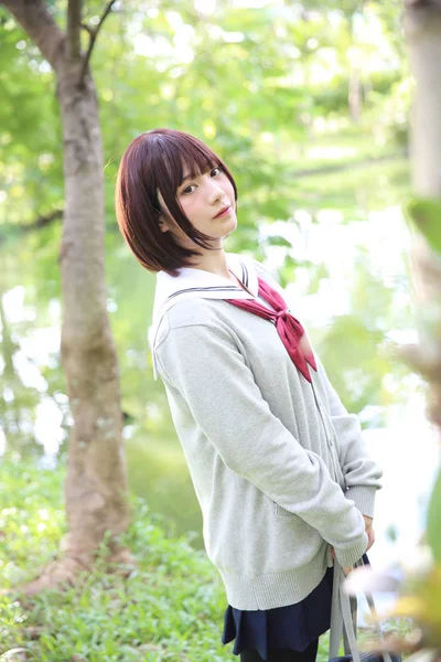 Retrato de menina da escola japonesa com parque rural — Fotografia de Stock