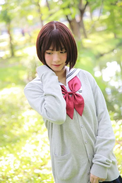 Portrait d'écolière japonaise avec parc de campagne — Photo